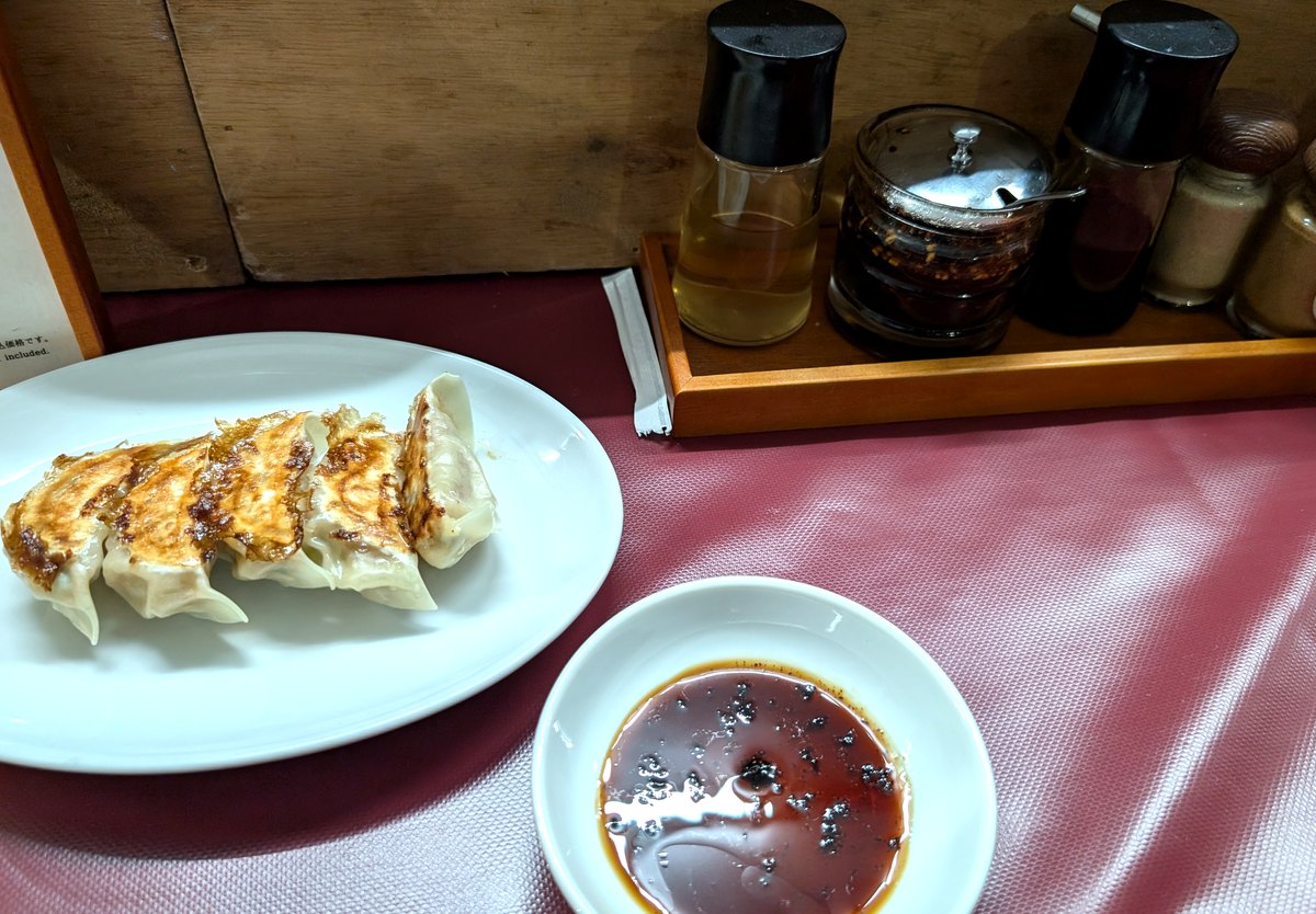 焼餃子5ヶ。一口サイズでぱりっと焼けています
