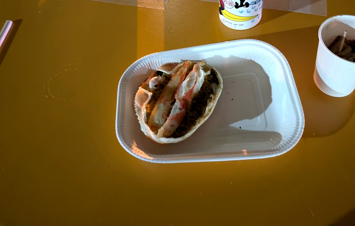 紋別市のずわい甲羅焼き。甲羅にほぐし身と蟹味噌が詰まっています
