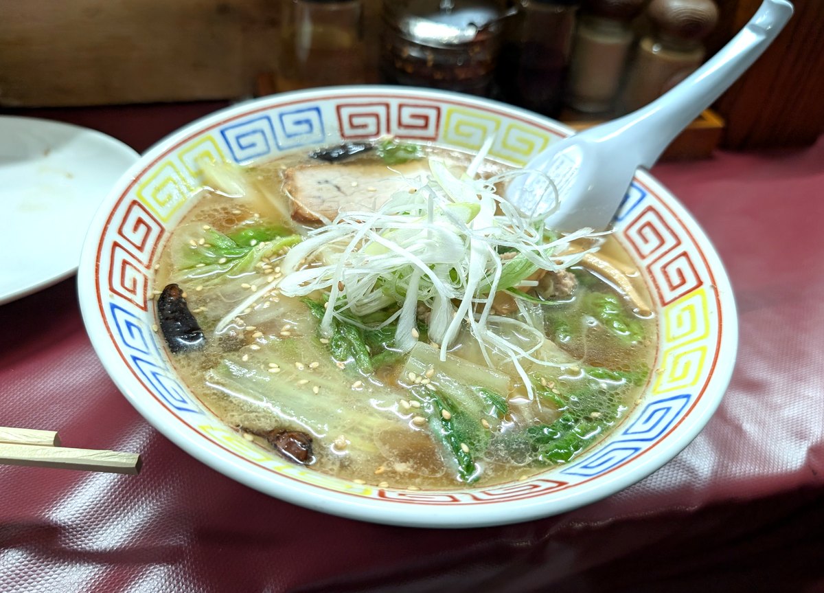 辛口白菜ラーメン。白菜とねぎがたっぷりのったあっさりスープ