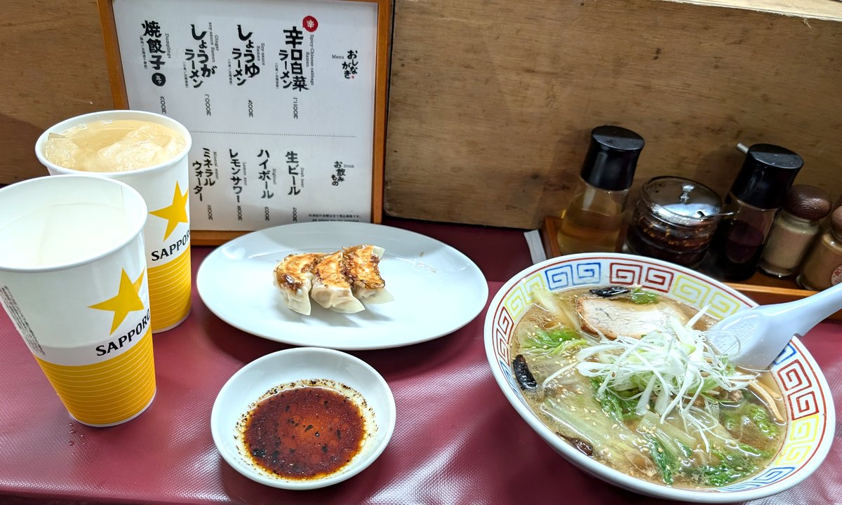 辛口白菜ラーメンと焼餃子、サッポロビールとハイボール