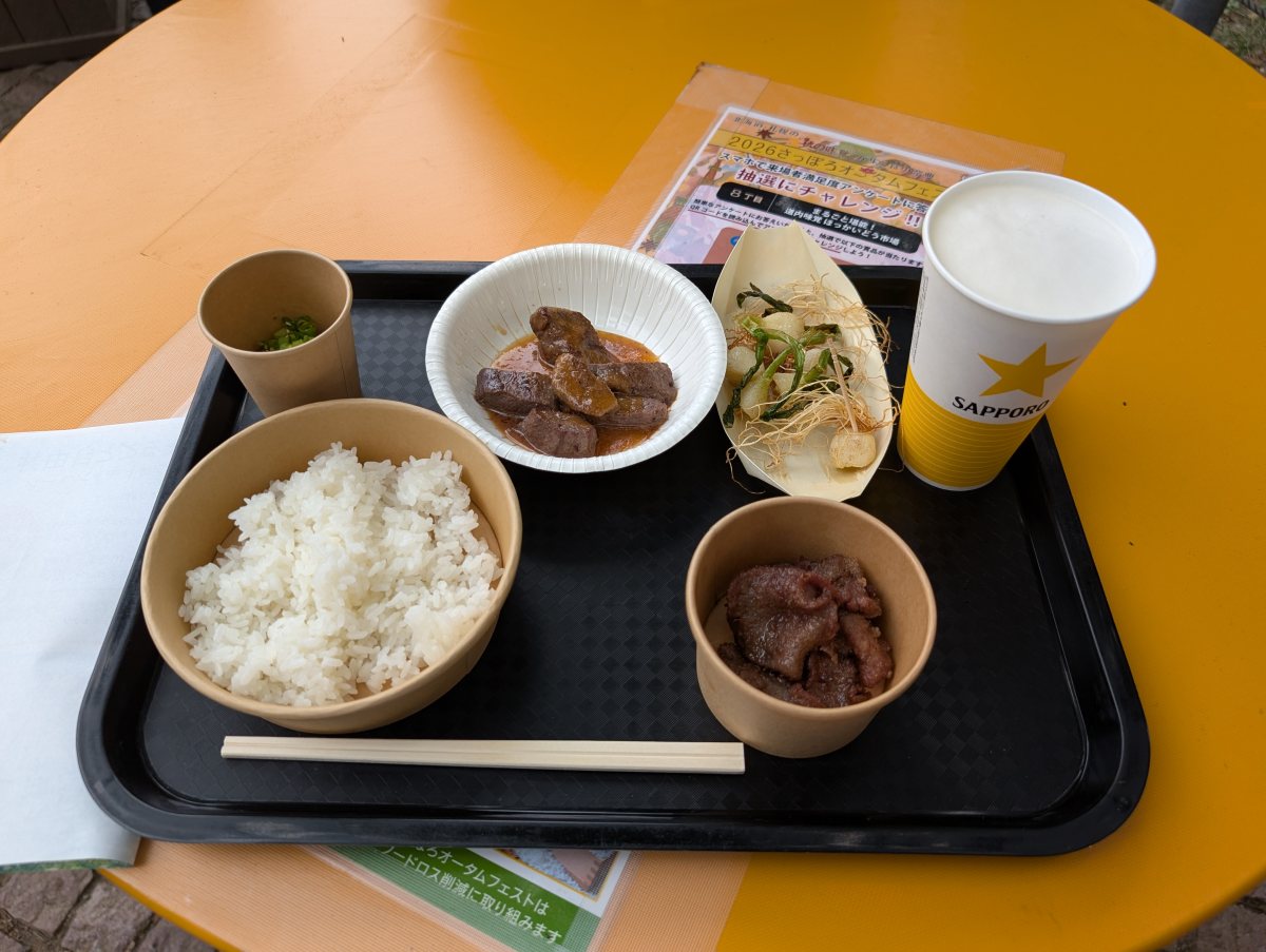 さっぽろオータムフェスト2026 西8丁目 自由丼の材料をトレイに並べたところ