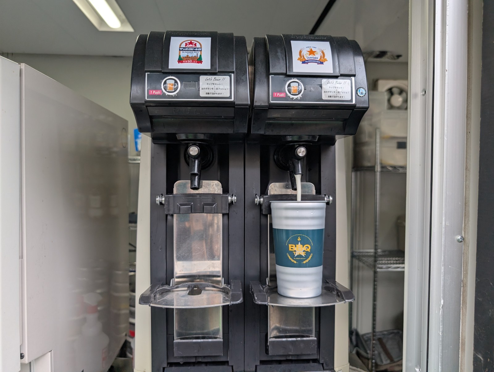 生ビールもセルフ。カップをセットしてボタンを1回押すと自動で注がれます