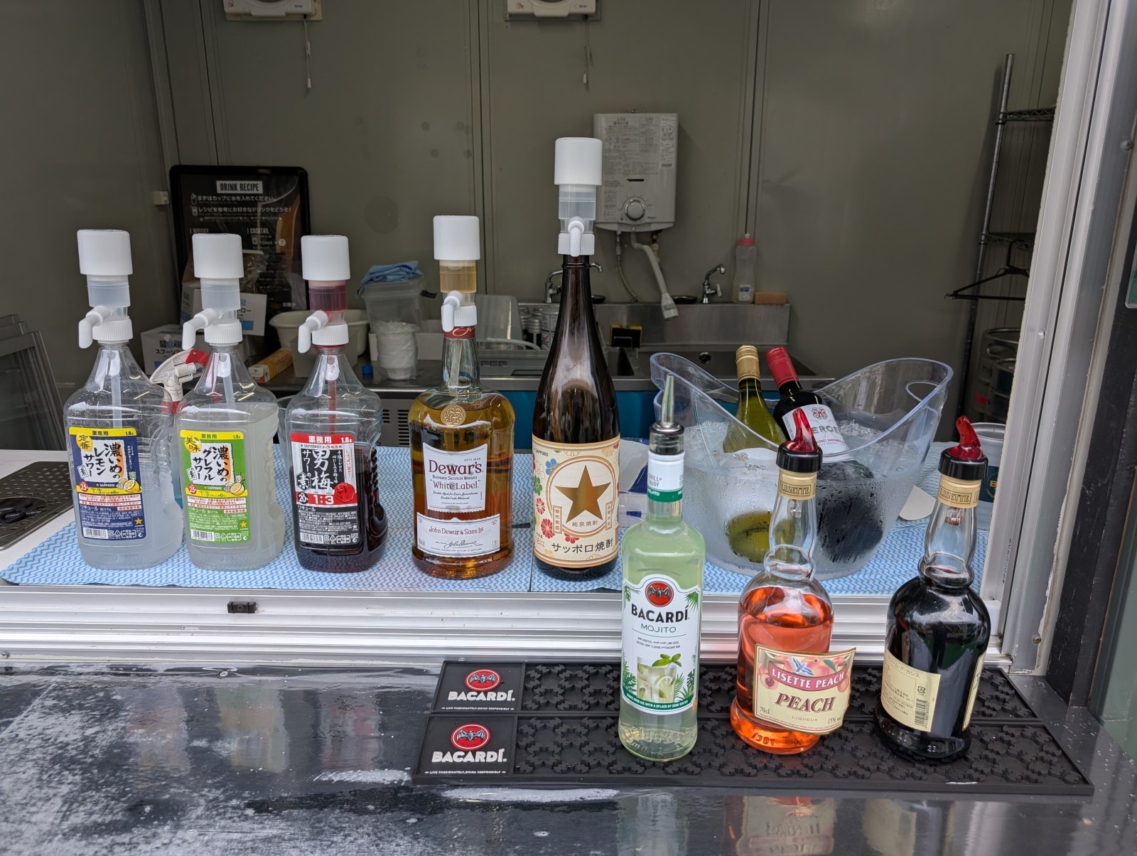 ドリンクブースに並ぶお酒。ウイスキー・焼酎・サワーの素・リキュール