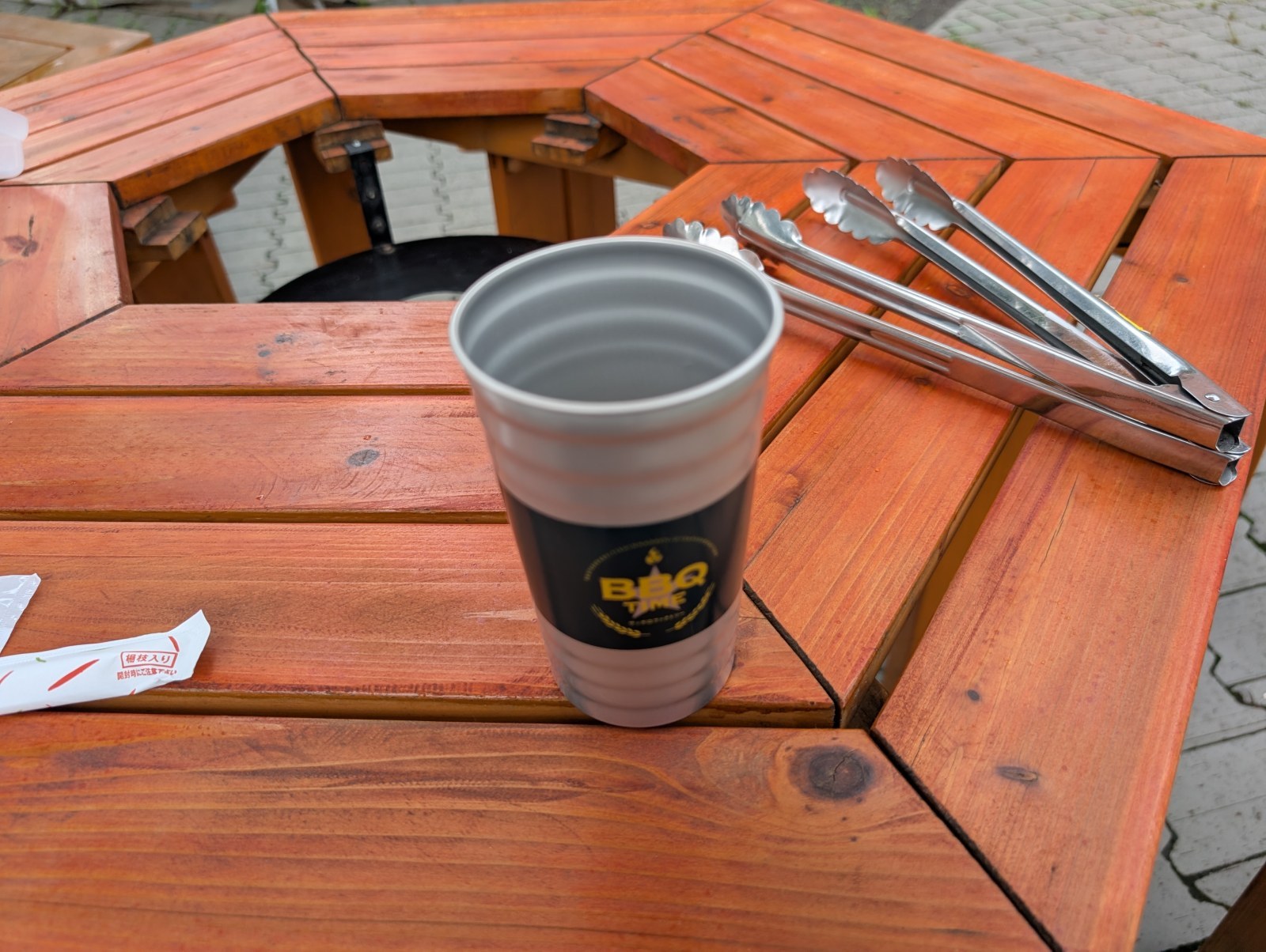 BBQ TIME のロゴが入ったアルミカップとトング