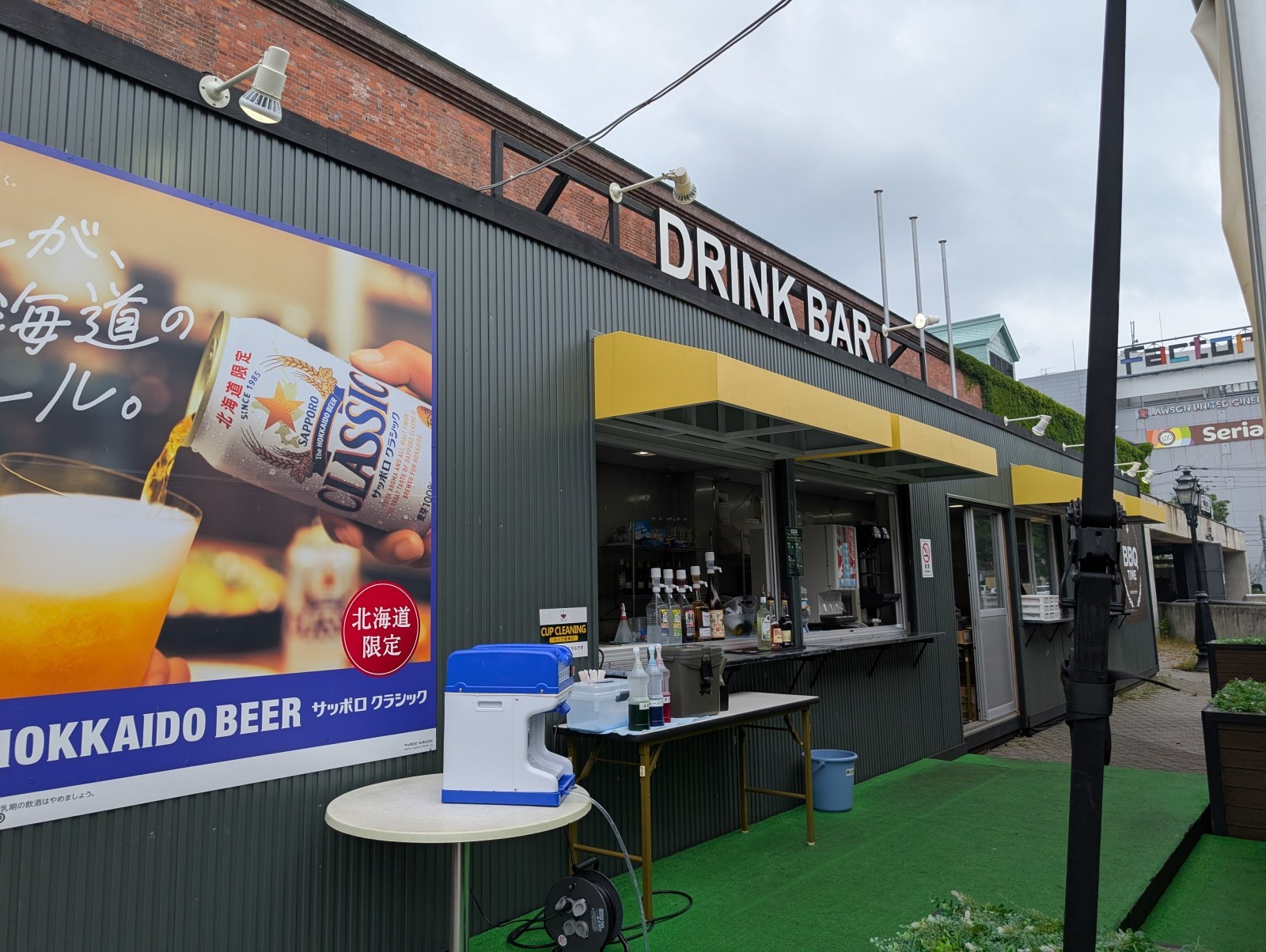 セルフのドリンクブース。手前にかき氷機が置かれています