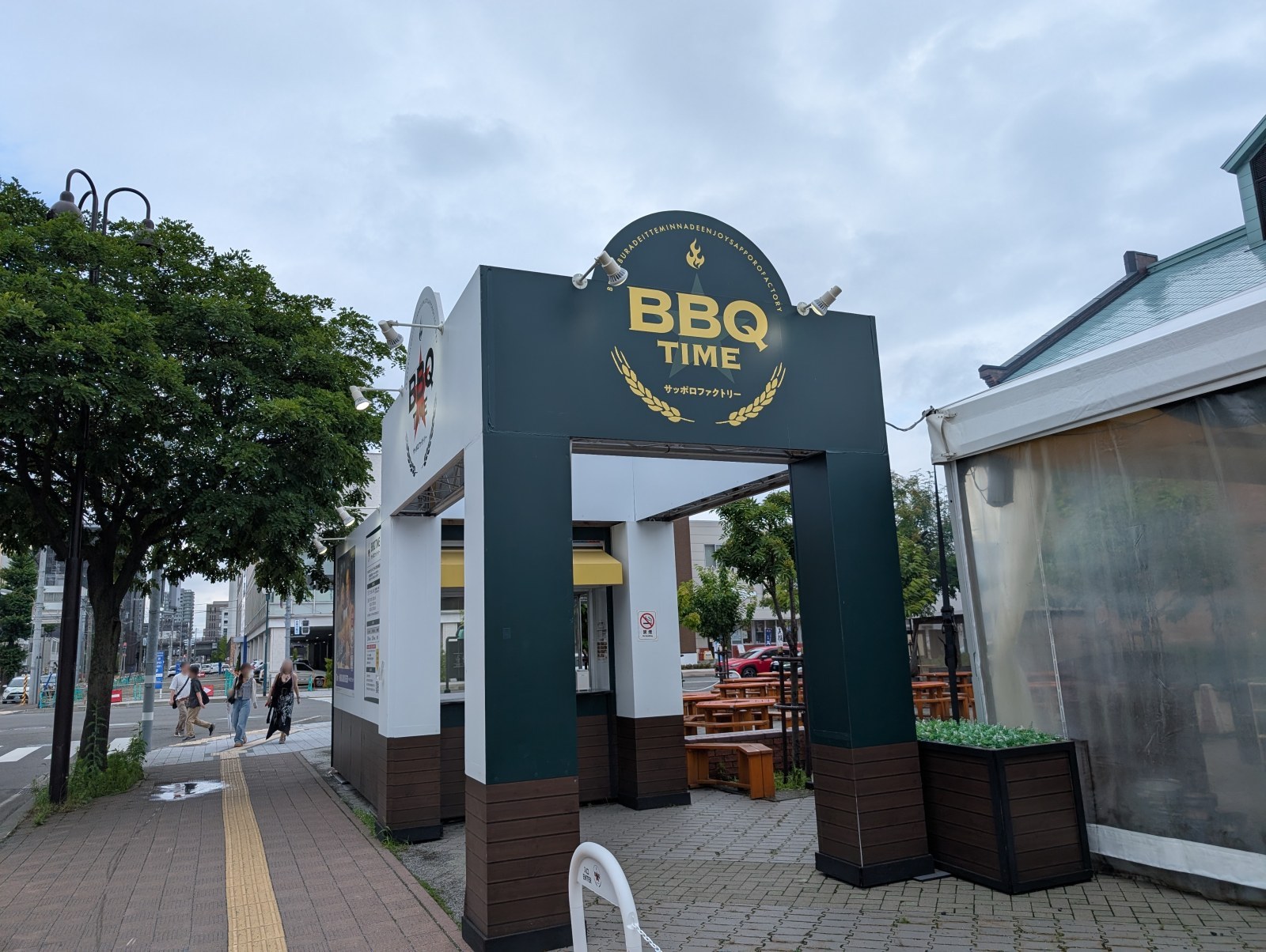 サッポロファクトリー レンガ館 西広場にある BBQ TIME の入口