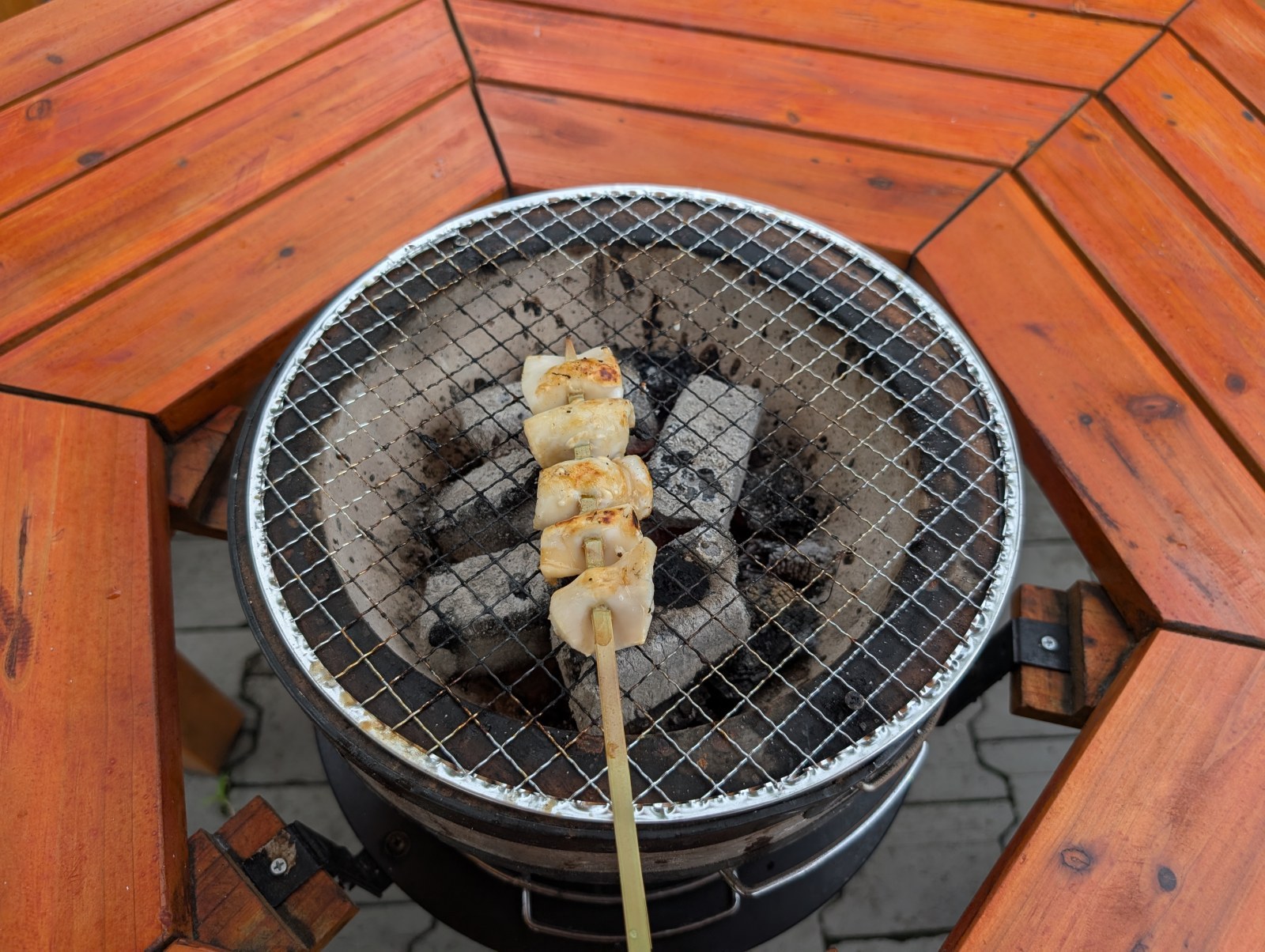 味付けジンギスカンとホタテ串を七輪で焼きます