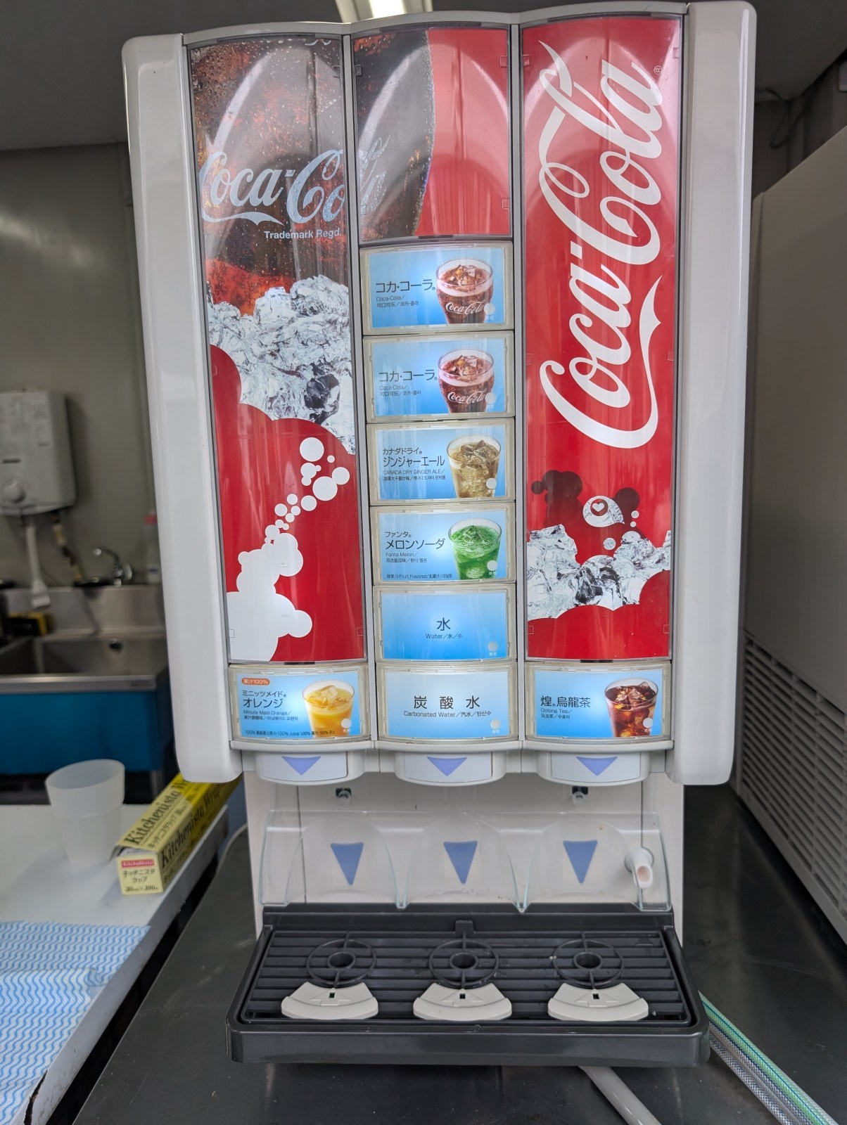 コカ・コーラ社のドリンクサーバー。ソフトドリンクはここから自分で注ぎます