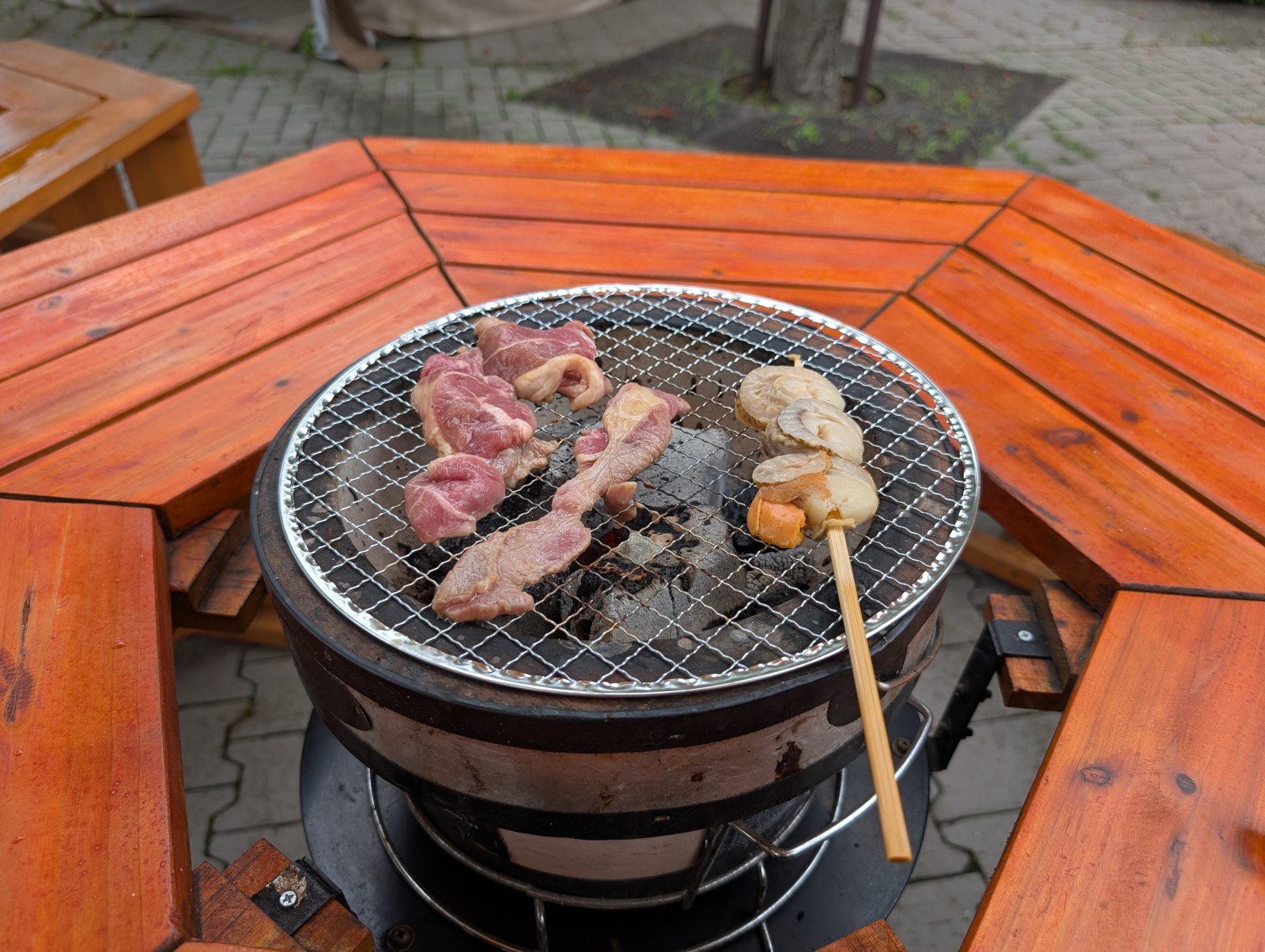 運ばれてくる七輪。炭は着火済みで網もセットされています