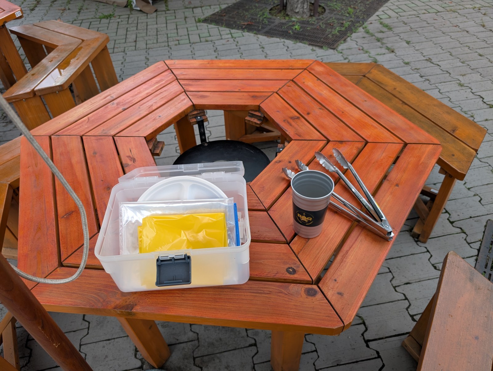 席に着くと運ばれてくる道具一式。タッパーの中に箸や皿が入っています