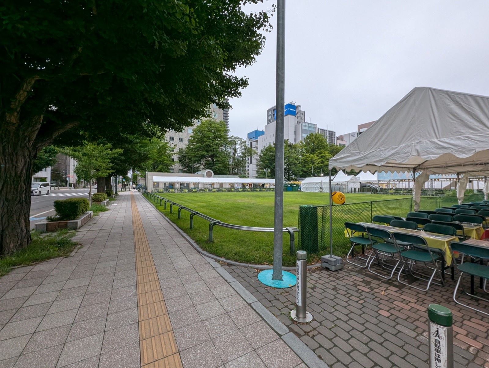 設営中の大通ビアガーデン西7丁目会場。白いテントの下に緑の椅子と黄色いテーブルクロスの席が並ぶ