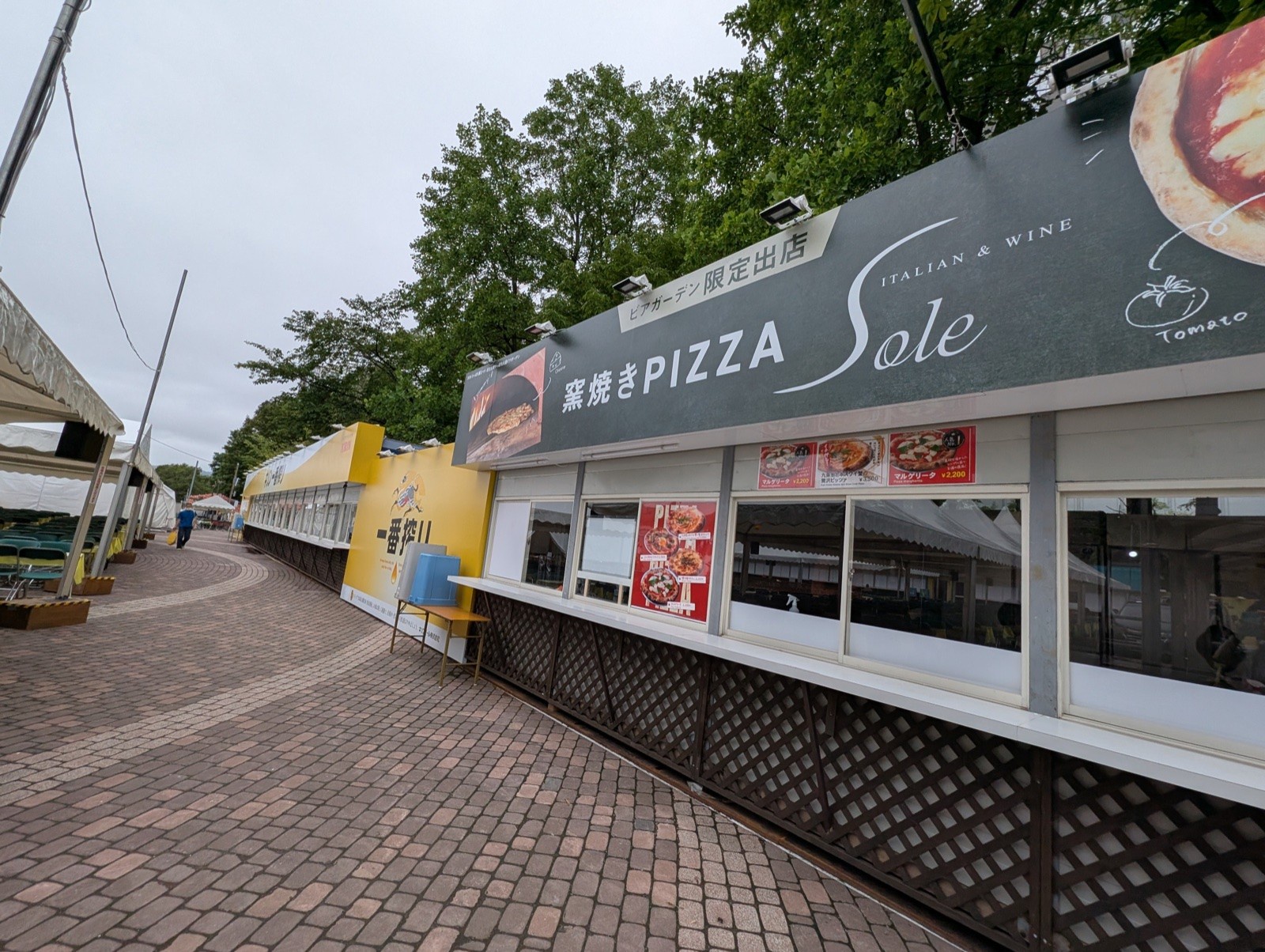 ビアガーデン限定出店の窯焼きPIZZA Soleのブース外観。奥に一番搾りの黄色いカウンター
