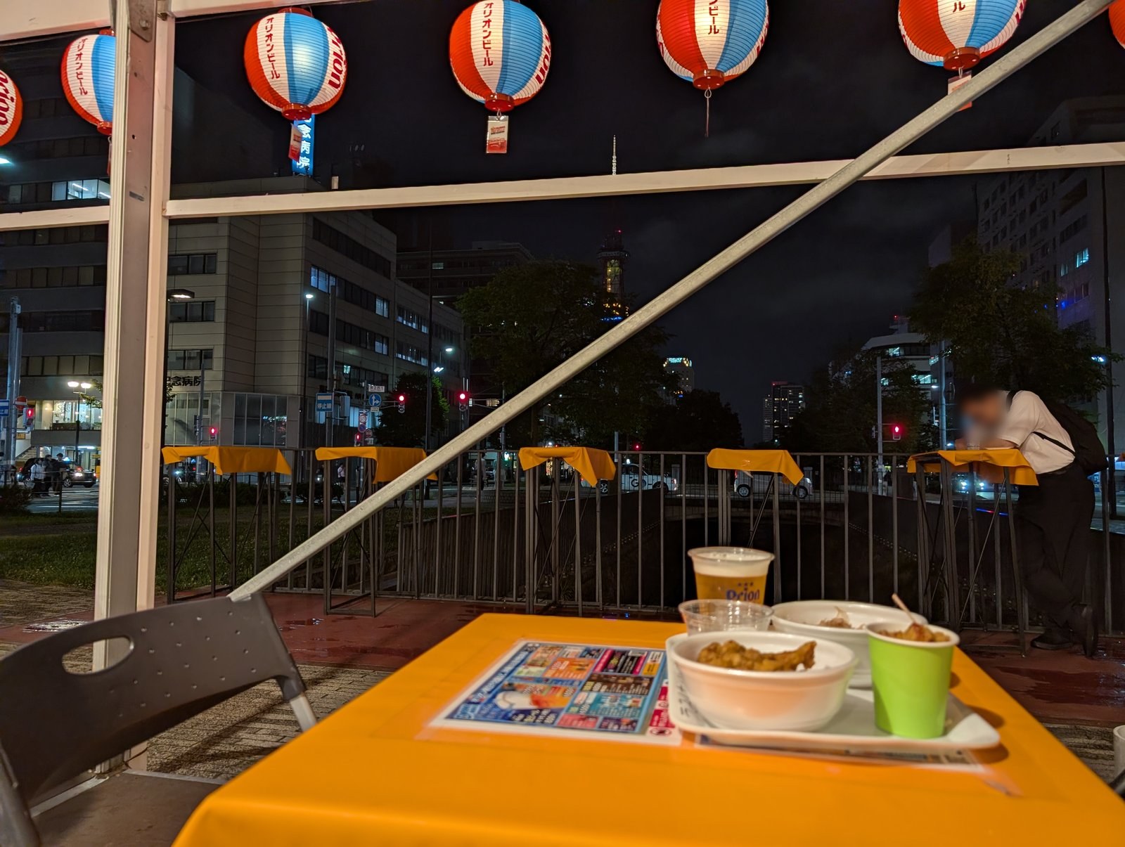 夜の会場で実食