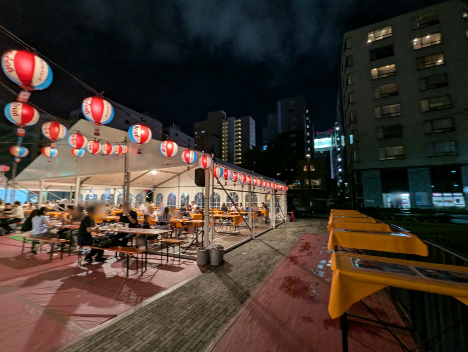 テント席の長机とベンチ