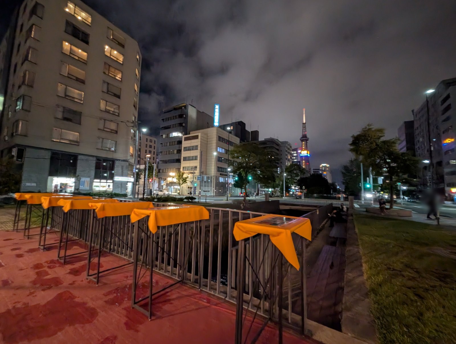 北端の立ち飲み席と、正面に見えるさっぽろテレビ塔