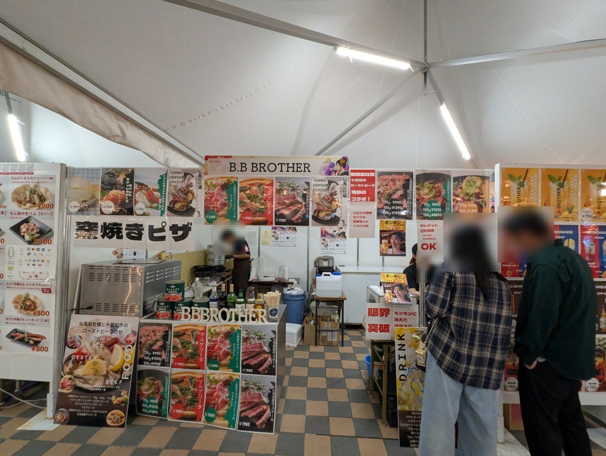 価格は壁にびっしり貼られた札のほうに書かれています。ローストビーフはソース違い・グラム違いで細かく分かれています(2026年9月19日 撮影)