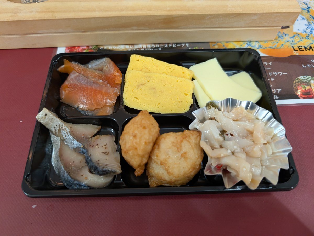 6種類が少しずつ。スモークサーモン、厚焼き玉子、チーズ、揚げかまぼこ、にしん、和え物(2026年9月19日 撮影)