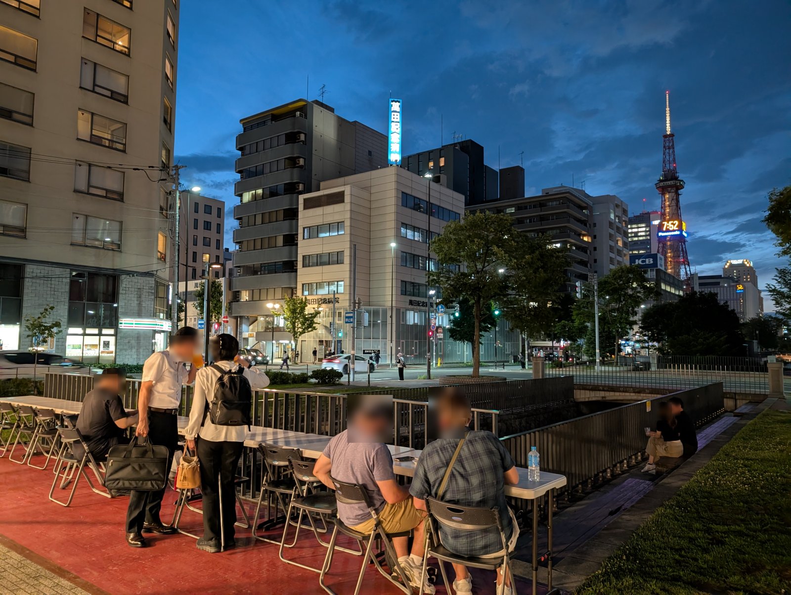 創成川沿いの席から望む夕景。川の先にテレビ塔が見える、川床ならではのロケーション