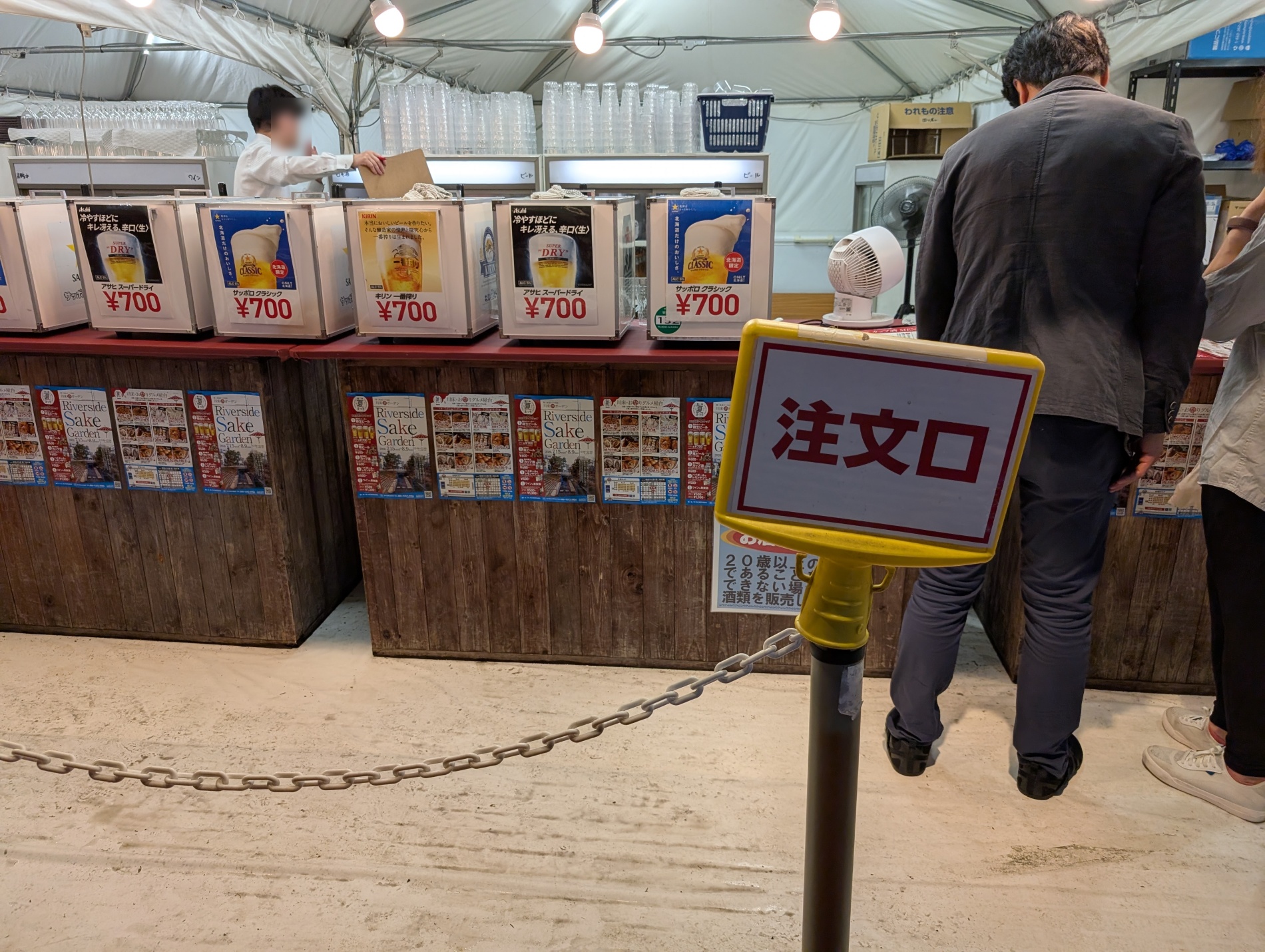 注文口と受け取り口が分かれたカウンター。受付で注文・会計してから受け取ります