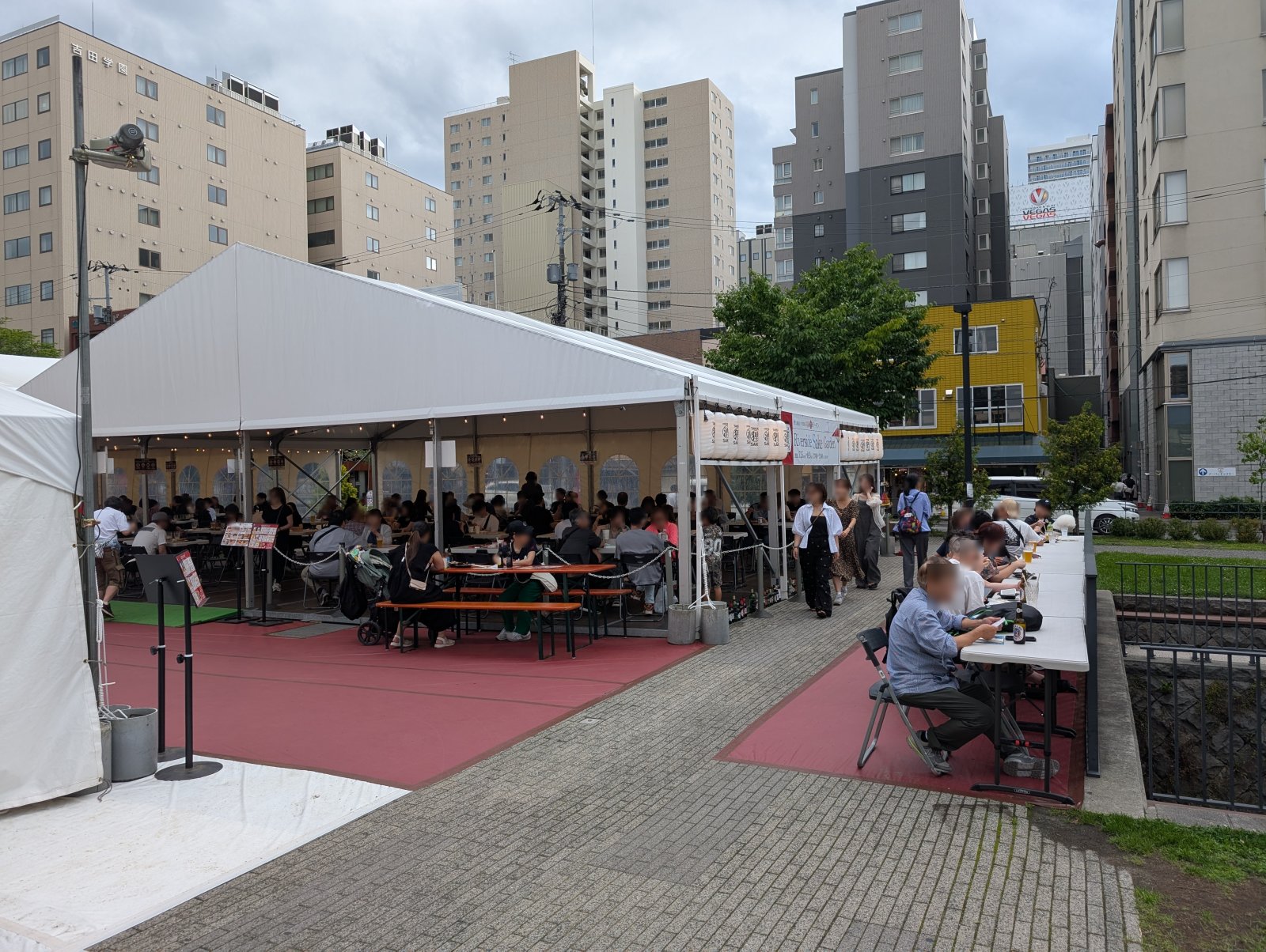 屋根付きのテント席と通路。中央の大部分がテント席です
