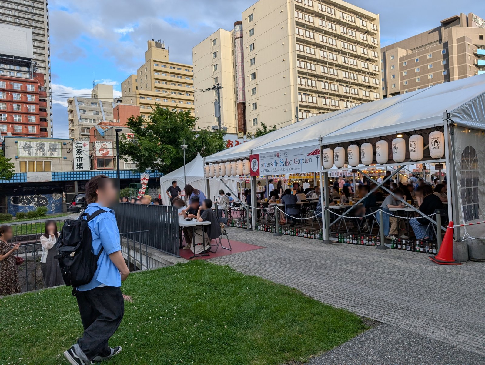 創成川に架かる橋のたもとが会場入口。夕方は多くの来場者でにぎわいます